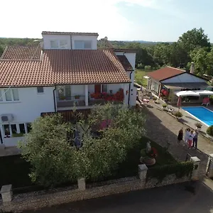 Couette-café Soši, Kmeti
